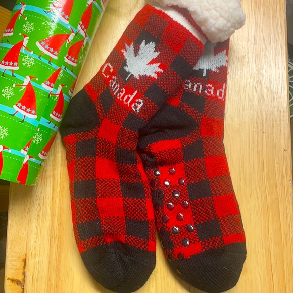 SOLD Men’s/women’s Socks, warm and cozy, Canada Maple Leaf - Picture 1 of 9